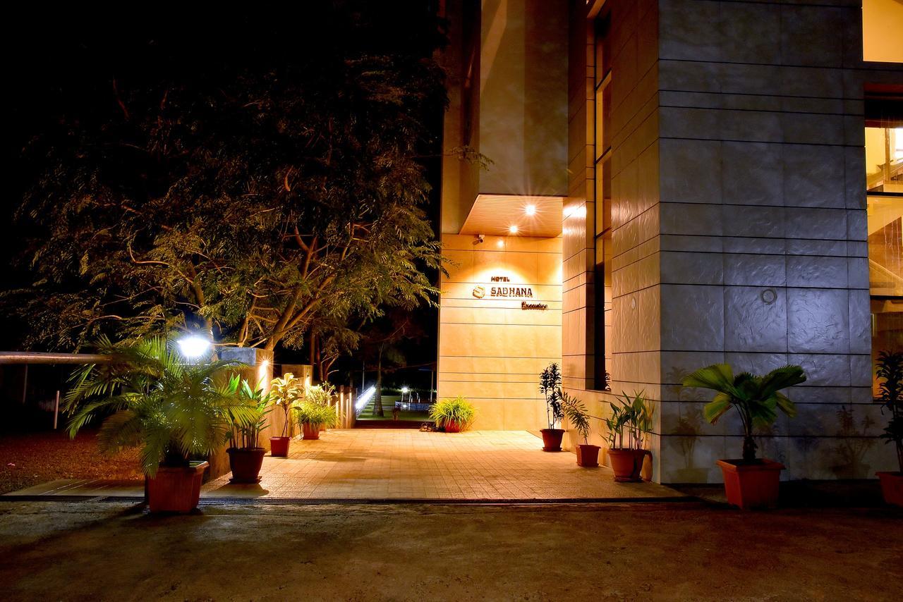 Hotel Sadhana Executive Dāpoli Exterior foto